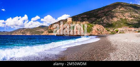 Les plages de l'île de Corse et les paysages de la nature. Tour de Portu - tour et plage génois historiques dans le village d'Ota à l'ouest de l'île. France Banque D'Images