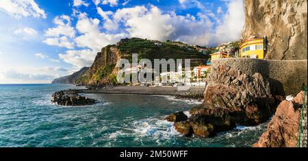 Vacances sur l'île de Madère - village pittoresque de Ponta do sol avec des rochers impressionnants, une belle plage et des maisons colorées.Portugal Banque D'Images