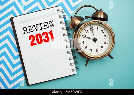 Passez en revue le texte de 2031 avec le réveil sur fond bleu Banque D'Images