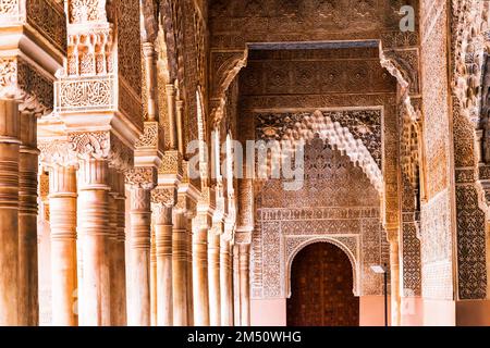 Incroyable palais de l'Alhambra - murs sculptés uniques dans le style arabe à Grenade, Andalousie, Espagne Banque D'Images