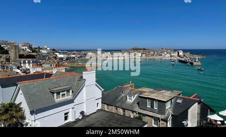 Paysage aérien de la côte de la ville de St Ives avec maisons et ciel bleu à l'horizon en Angleterre Banque D'Images