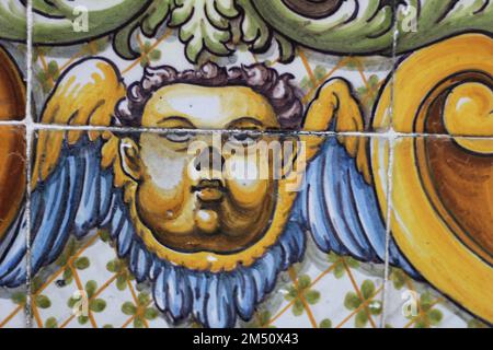 Un design de carreaux de céramique décorés de azulejos vieille personne de Talavera de la Reina, Espagne Banque D'Images