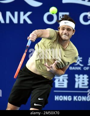 Hong Kong, Chine. 24th décembre 2022. Taylor Fritz des États-Unis sert contre Cameron Norrie de Grande-Bretagne lors de leur match semi-inal au Hong Kong International tennis Challenge 2022 à Hong Kong, Chine du Sud, le 24 décembre 2022. Crédit : Lo Ping Fai/Xinhua/Alamy Live News Banque D'Images