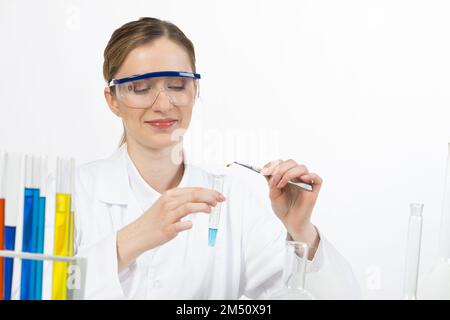 Une jeune chercheuse met de l'échantillon Banque D'Images