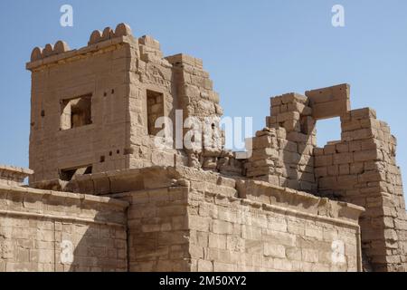 La porte haute, Temple de Medinet Habu, rive ouest du Nil Louxor, Égypte Banque D'Images