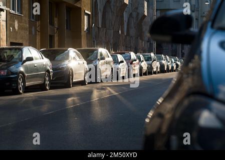 Voitures garées étroitement le long de la route dans la ville Banque D'Images