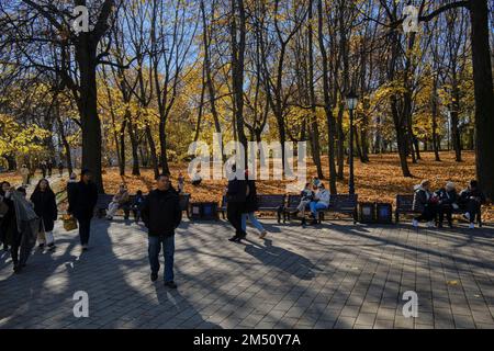 Les gens marchent dans le parc lors d'une journée d'automne ensoleillée. Musée-réserve Kolomenskoye, Moscou, Russie. Banque D'Images