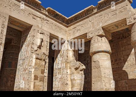 La première Cour, Temple de Medinet Habu, rive ouest du Nil Louxor, Égypte Banque D'Images