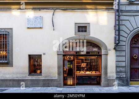 'Librairie Gozzini', librairie historique d'antiquaires vendant des races et des livres anciens, dans la rue Ricasoli, centre-ville de Florence, région Toscane, Italie Banque D'Images