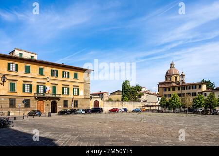 La place de Santa Maria del Carmine dans le quartier de San Frediano, Florence, Toscane, Italie, avec la Chiesa del Cestello en arrière-plan. Banque D'Images