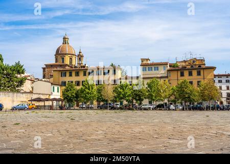 La place de Santa Maria del Carmine dans le quartier de San Frediano, Florence, Toscane, Italie, avec la Chiesa del Cestello en arrière-plan. Banque D'Images