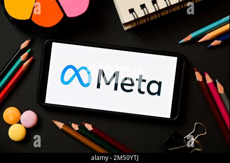 Pologne. 17th décembre 2022. Sur cette photo, un logo Meta apparaît sur un smartphone. Crédit : SOPA Images Limited/Alamy Live News Banque D'Images