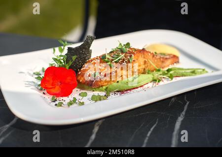 Steak de saumon juteux cuit au four avec une purée de pommes de terre, des asperges et des tomates cerises.Menu du restaurant. Sélection Banque D'Images