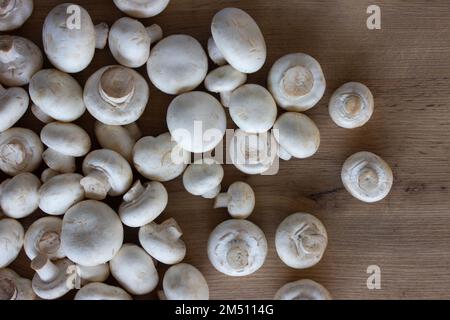 Champagnes blancs, champignons frais sur la table. Banque D'Images