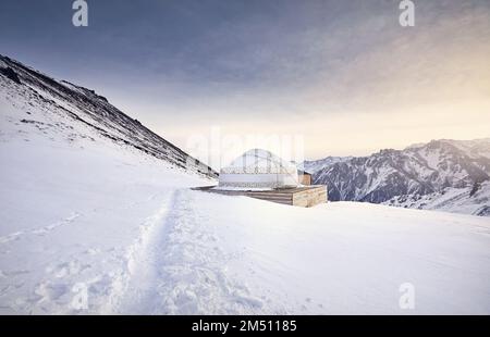 Hôtel et restaurant du complexe de maisons nomades Yurt à la station de ski de Shymbulak à Almaty, Kazakhstan. Hiver gelé matin lever de soleil éclat de soleil ou Banque D'Images