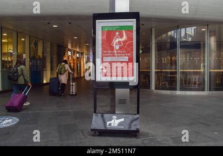 Londres, Royaume-Uni. 24th décembre 2022. Un panneau à la gare de King's Cross informe les voyageurs des grèves ferroviaires de la veille de Noël, alors que les chemineurs entrepirent d'autres sorties sur salaire pendant les vacances de Noël. Credit: Vuk Valcic/Alamy Live News Banque D'Images