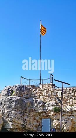 Bandera de Catalunya en el castillo de la Santa Creu en Calafell, Vendrell, Costa Dorada, Tarragone, Catalunya, España, Europa Banque D'Images