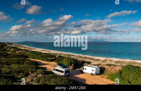 Vue sur deux camping-cars garés sur une plage isolée dans le nord de la Sardaigne Banque D'Images