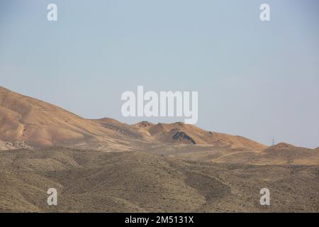 Un paysage du réservoir Azat entre les montagnes Banque D'Images