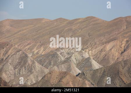 Un paysage du réservoir Azat entre les montagnes Banque D'Images