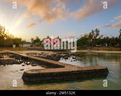 La chapelle au toit rouge, notre Dame Auxiliatrice, Cap Malheureux au nord de l'île Maurice. Place historique de Famoust. Ici débarqua les colonisateurs anglais Banque D'Images