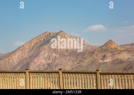 Un paysage du réservoir Azat entre les montagnes Banque D'Images