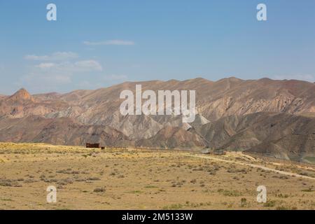 Un paysage du réservoir Azat entre les montagnes Banque D'Images