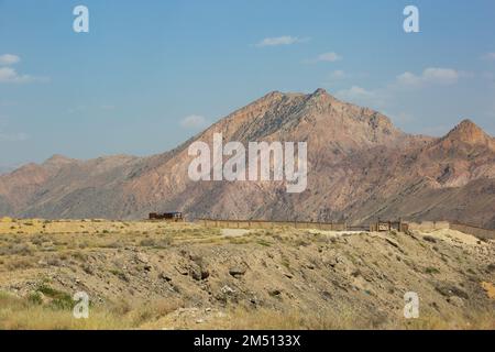 Un paysage du réservoir Azat entre les montagnes Banque D'Images