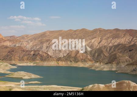 Un paysage du réservoir Azat entre les montagnes Banque D'Images