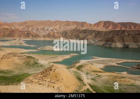 Un paysage du réservoir Azat entre les montagnes Banque D'Images