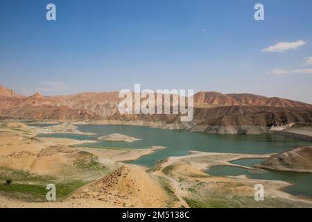 Un paysage du réservoir Azat entre les montagnes Banque D'Images