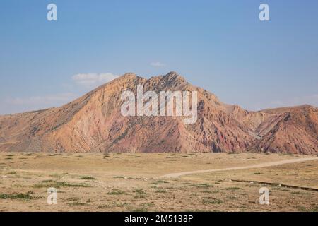 Un paysage du réservoir Azat entre les montagnes Banque D'Images