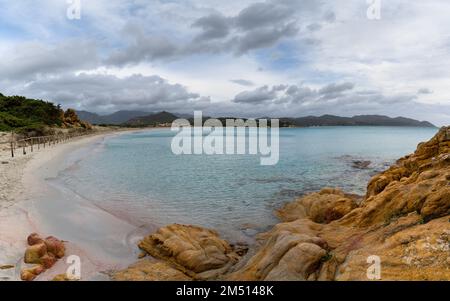 Vue sur le paysage Plage de Porto Giunco près de Villasimius en Sardaigne avec des blocs de granit rouge en premier plan Banque D'Images