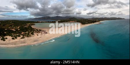 Panorama aérien de Capo Carbonara et de la plage et du lac près de Villasimius dans le sud-est de la Sardaigne Banque D'Images