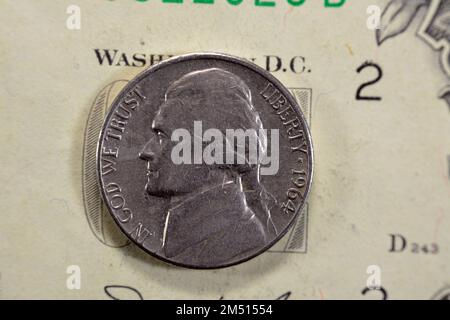 Côté opposé de la monnaie américaine pièce de 5 cinq cents 1964 présente le profil de Thomas Jefferson le père fondateur et 3rd président de l'unité Banque D'Images