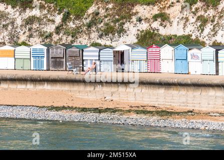 Des cabanes de plage colorées à Dumpton Gap, le long de la piste côtière Viking de Ramsgate à Margate, Kent, Angleterre Banque D'Images