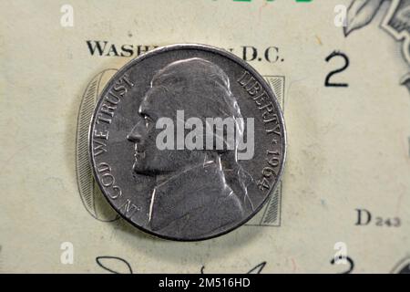 Côté opposé de la monnaie américaine pièce de 5 cinq cents 1964 présente le profil de Thomas Jefferson le père fondateur et 3rd président de l'unité Banque D'Images