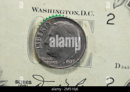 La pièce de monnaie dime, pièce de monnaie américaine de 10 dix cents 1977 présente le profil de Franklin D. Roosevelt, le président des États-Unis d'Amérique en 32nd Banque D'Images