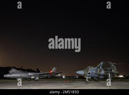 Buccaneer du Buccaneer Aviation Group et d'un Canberra lors d'un tournage de nuit à l'aéroport de Cotswold Banque D'Images