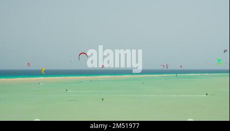 Kitesurf sur la plage tropicale de Playa Del mal nombre, Fuerteventura, îles Canaries. Personnes engagées dans kiteboarding mer turquoise. Les hommes sur le Banque D'Images