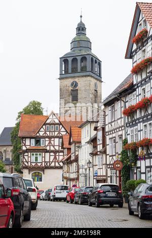 Rapids rivière Werra et église ville historique Bad Sooden-Allendorf à Hessen, Allemagne Banque D'Images