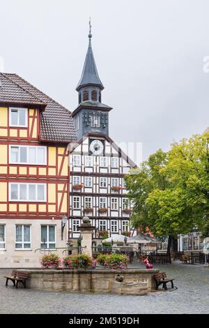 Rapids rivière Werra et église ville historique Bad Sooden-Allendorf à Hessen, Allemagne Banque D'Images