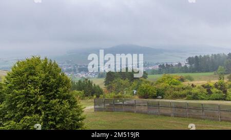 Geisa, Allemagne - 14 septembre 2022: Vue de pique-nique avec clôture métallique de la frontière depuis le poste de guet Alpha à Geisa à Thuringen en Allemagne Banque D'Images