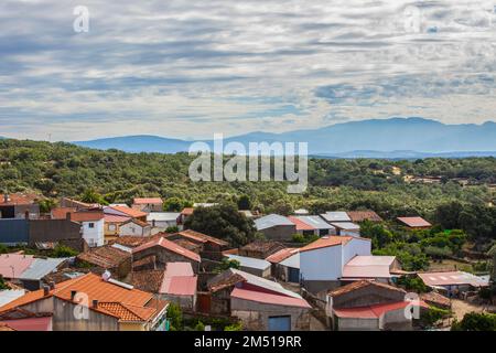 Aceituna vue d'ensemble du hameau. Petit village rural dans la vallée de l'Alagon. Caceres, Estrémadure, Espagne Banque D'Images