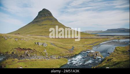 Green Mountain Peak et Kirkjufellsfoss Fall sont des attractions populaires le matin à l'Islande, Summertime voyage en islande, tiré au ralenti Banque D'Images