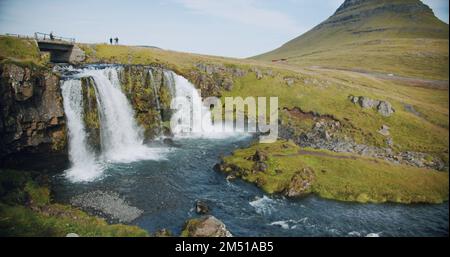 Green Mountain Peak et Kirkjufellsfoss Fall sont des attractions populaires le matin à l'Islande, Summertime voyage en islande, tiré au ralenti Banque D'Images