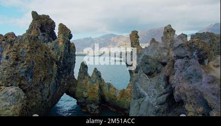 Ténérife, Canary Island, Puerto de Santiago, Charco del Diablo ou piscine naturelle du Diable. Vue sur les coulées de lave noire, les pierres de bizzare volcaniques, rocailleuses Banque D'Images