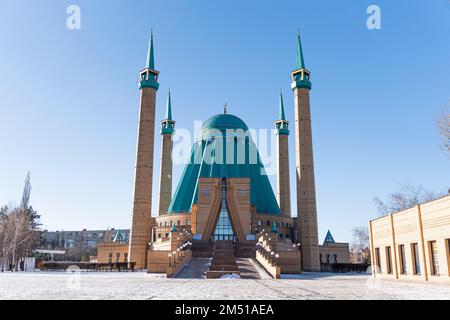 Une mosquée Mashkhur Jusoup au centre de Pavlodar sur fond de ciel bleu en hiver. Banque D'Images