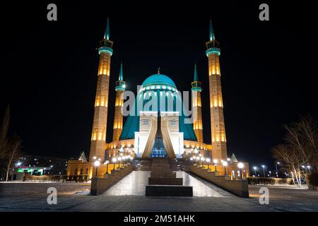 Une mosquée Mashkhur Jusoup dans le centre de Pavlodar sur fond de ciel bleu en hiver la nuit. Banque D'Images