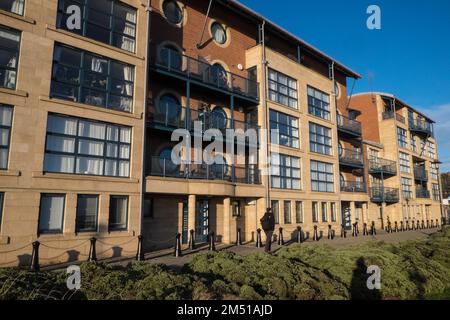 Appartement,Appartement,Appartement,Appartement,Appartement,appartement,sur,les,rives,de,la,rivière Tyne,avec,vue,sur,l'eau,point de vue,Newcastle upon Tyne,tout simplement,Newcastle, est un, ville, et, quartier métropolitain, In, Tyne et Wear, Angleterre. La ville est située sur la rivière Tyne, rive nord, et constitue la plus grande partie de la zone bâtie, Tyneside. Newcastle, est aussi la ville la plus peuplée du nord-est de l'Angleterre. Nord-est,Angleterre,Anglais,GB,Grande-Bretagne,Grande-Bretagne,Royaume-Uni,Royaume-Uni,Europe,Europe Banque D'Images